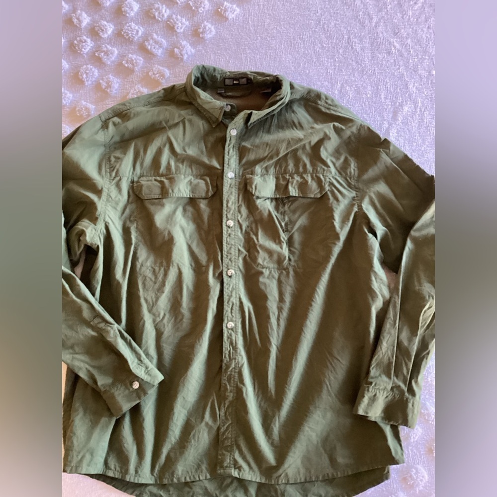 REI Men's Sahara Solid Long-Sleeve Shirt
40UPF-SZ XL
PIT TO PIT 24”
Length 31”